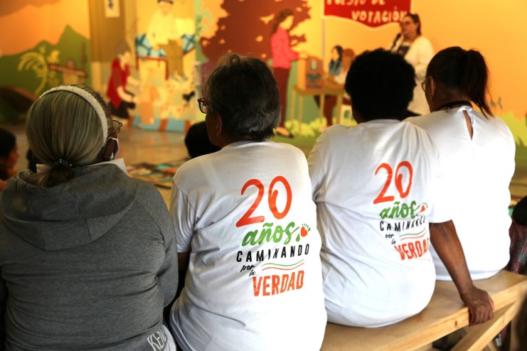 Mujeres Caminando por la Verdad es un colectivo integrado por madres y familiares que buscan a sus seres queridos desaparecidos en la Comuna 13 durante las operaciones militares y se juntaron para continuar su búsqueda de justicia, verdad y reparación.