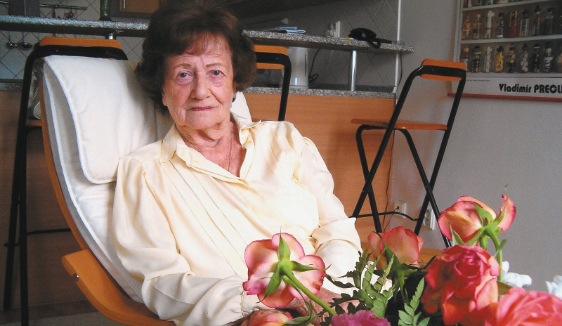 Dita Kraus nació en Praga en 1929, y desde los 13 años estuvo en campos de concentración bajo trabajos forzados hasta salvarse de manera milagrosa. Se casó con Otto Krus, otro prisionero sobreviviente, y tuvieron tres hijos. Es conocida como "La bibliotecaria de Auschwitz".
/ EFE