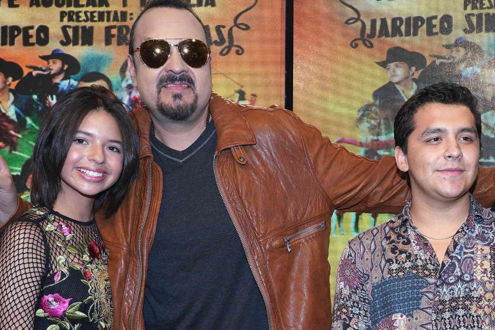 Christian Nodal, esposo de Ángela Aguilar, acabó con los rumores de una supuesta mala relación con Pepe Aguilar, quien está de cumpleaños. ¡Aquí el video!