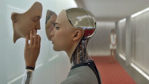 Diez años de “Ex Machina”, la película que sondea los riesgos de una IA consciente