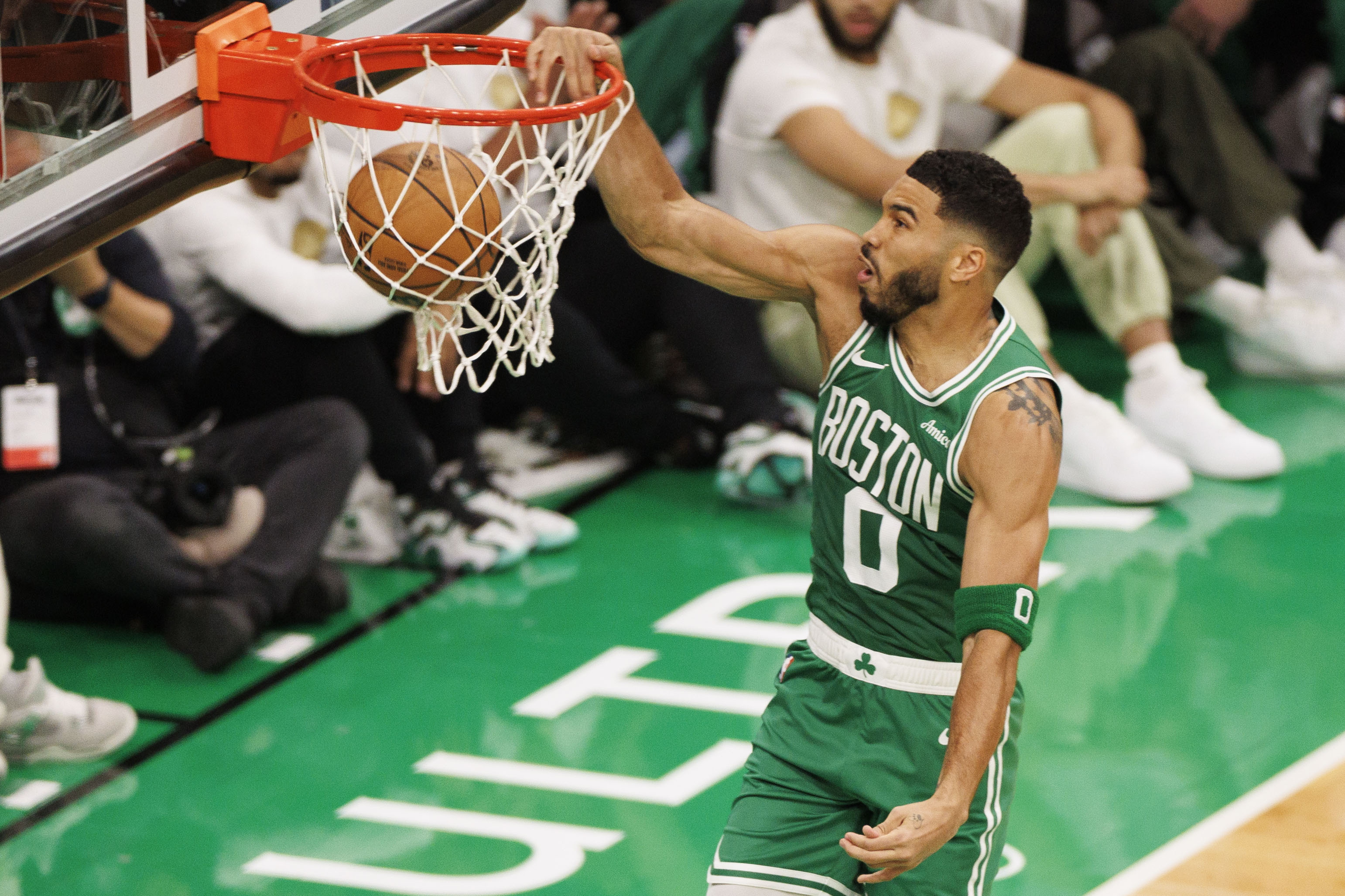 Boston (United States), 22/10/2024.- Boston Celtics forward Jayson Tatum dunks the ball during the first half of the NBA game between the Boston Celtics and the New York Knicks in Boston, Massachusetts, USA, 22 October 2024. (Baloncesto, Nueva York) EFE/EPA/CJ GUNTHER SHUTTERSTOCK OUT
