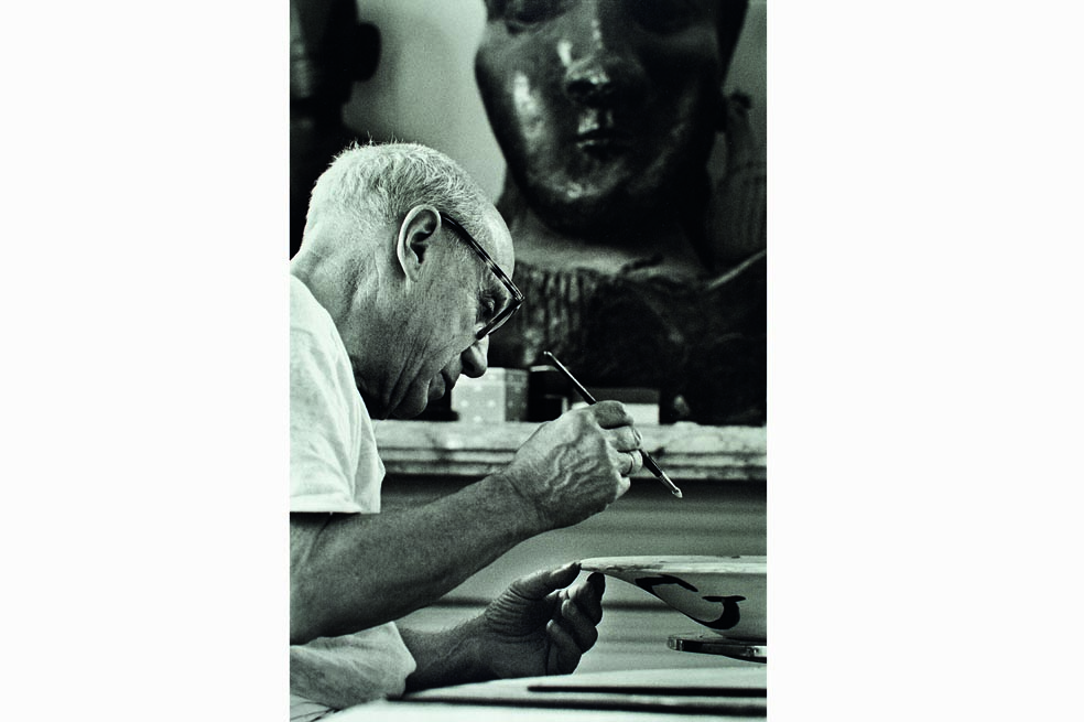 Uno de los retratos de David Douglas Duncan: Picasso pintando un plato español en La Californie, 1957. / David Douglas Duncan