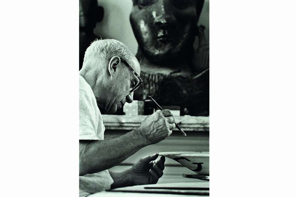 Uno de los retratos de David Douglas Duncan: Picasso pintando un plato español en La Californie, 1957. / David Douglas Duncan