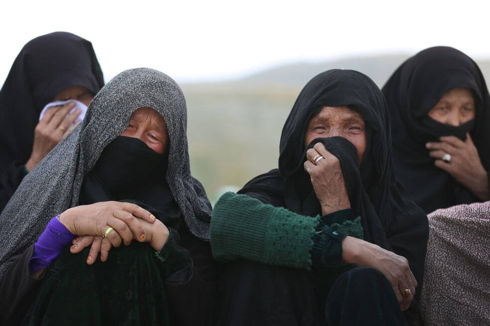 Familiares de una mujer embarazada fallecida asisten a su ceremonia de entierro, un día después de un ataque en un hospital de MSF (Médicos Sin Fronteras), en Kabul, Afganistán, el 13 de mayo de 2020. / EFE