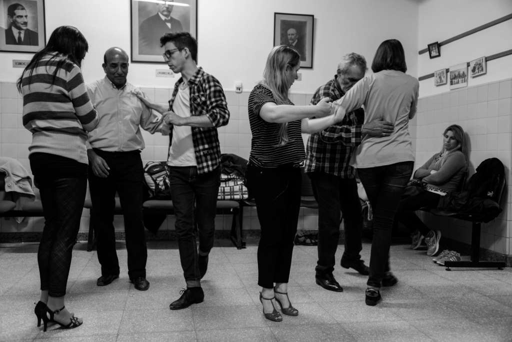 Manuel Firmani, en el centro a la izquierda, es un bailarín de tango profesional que dirige los talleres, junto con Verónica Litvak, en el centro a la derecha.