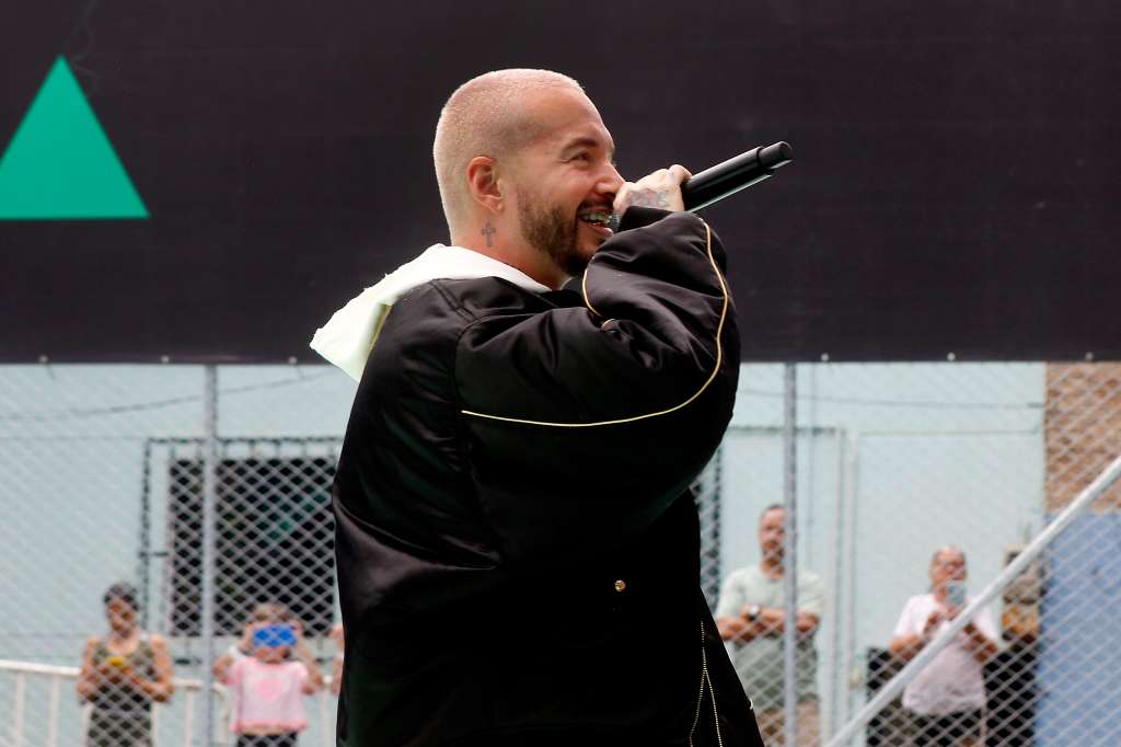 AME7000. MEDELLÍN (COLOMBIA), 05/03/2025.- El cantante colombiano J Balvin habla en la entrega de la nueva cancha Polideportiva Santa Inés como parte del proyecto global FC FUTURES este miércoles, en la Comuna 3 en Medellín (Colombia). EFE/STR