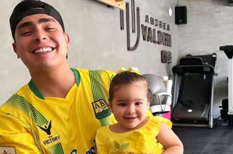 Felipe Saruma juega con Adhara y causa sensación: “papá es el que cría”