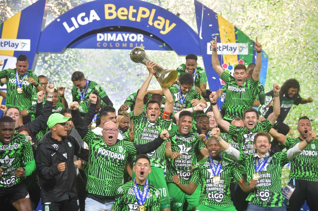 Formación y celebración de los jugadores de Atlético Nacional al quedar campeón de la Liga Betplay 2022-I, al vencer en el marcador global al Deportes Tolima.