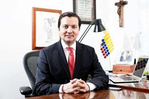 David Luna presenta su renuncia como ministro de las TIC