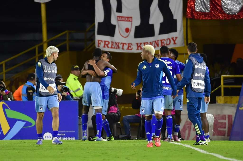David Mackalister Silva celebra con Cristian Cañozales tras ganar el clásico capitalino con Millonarios.