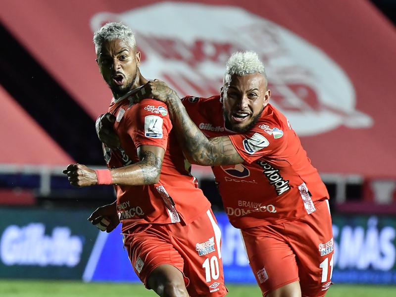 Yesus Cabrera (Izq.) y Duván Vergara marcaron los dos primeros goles del América, en la victoria 3-0 sobre Santa Fe, en el estadio Pascual Guerrero.