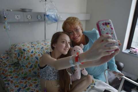 Bachelet visitó a Valentina, joven que le pidió dejarla "dormir para siempre"