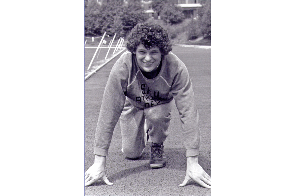 Terry Fox, activista y deportista canadiense, logró recaudar $23 millones de dólares en la primera versión de La carrera por la esperanza. Su legado permanece vigente en Canadá y en Colombia.