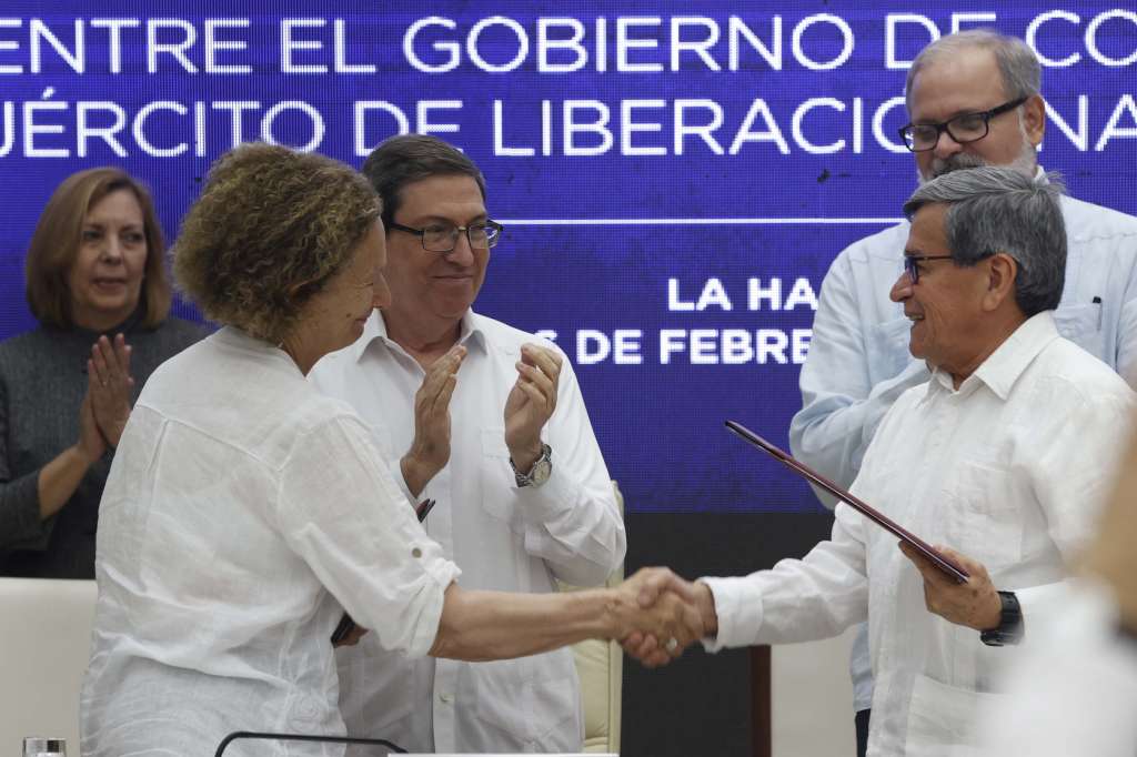 AME6524. LA HABANA (COLOMBIA), 20/12/2024.- Fotografía de archivo fechada el 6 de febrero de 2024 del jefe negociador del Ejército de Liberación Nacional (ELN), Pablo Beltrán (d), la jefa del equipo de negociación del Gobierno de Colombia Vera Grabe (i) y el ministro de Relaciones Exteriores de Cuba, Bruno Rodríguez (c), durante una sesión del sexto ciclo de negociaciones con el ELN, en La Habana (Cuba). "Tenemos que terminar de una vez y para siempre con seis décadas de violencia y conflicto armado", proclamaba Gustavo Petro en su investidura como presidente en agosto de 2022. Dos años y medio después, esa "paz total", uno de sus ejes de Gobierno, se desdibuja y parece difícil lograr cualquier acuerdo con el abanico de grupos armados de Colombia. EFE/ Ernesto Mastrascusa /ARCHIVO