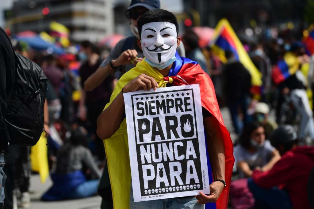 Un hombre con un letrero que dice siempre paro nunca para