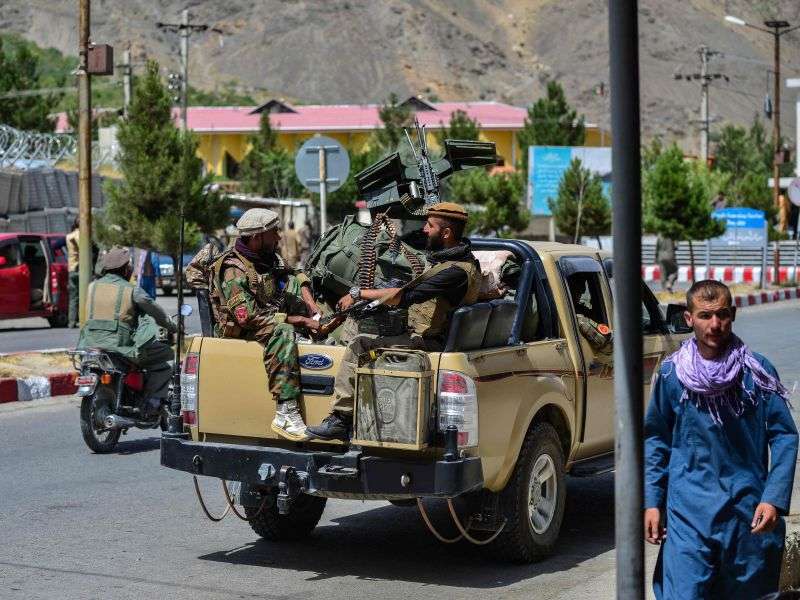 Miembros de las fuerzas de seguridad afganas, que según EE. UU. ascienden a 300.000, patrullan la provincia de Panjshir. / AFP