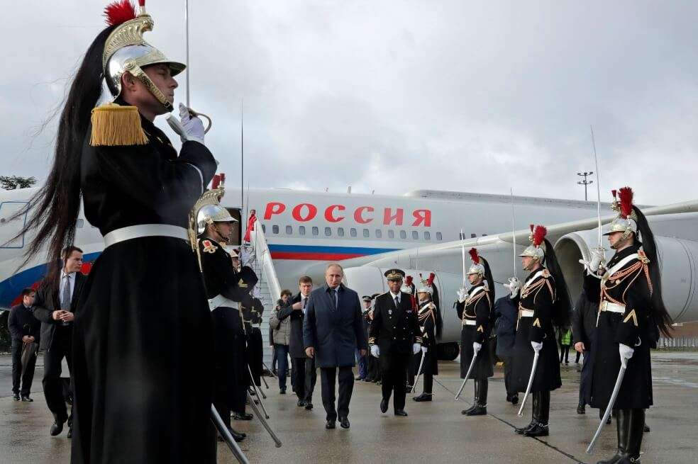El presidente ruso Vladimir Putin durante su llegada a París. / AFP