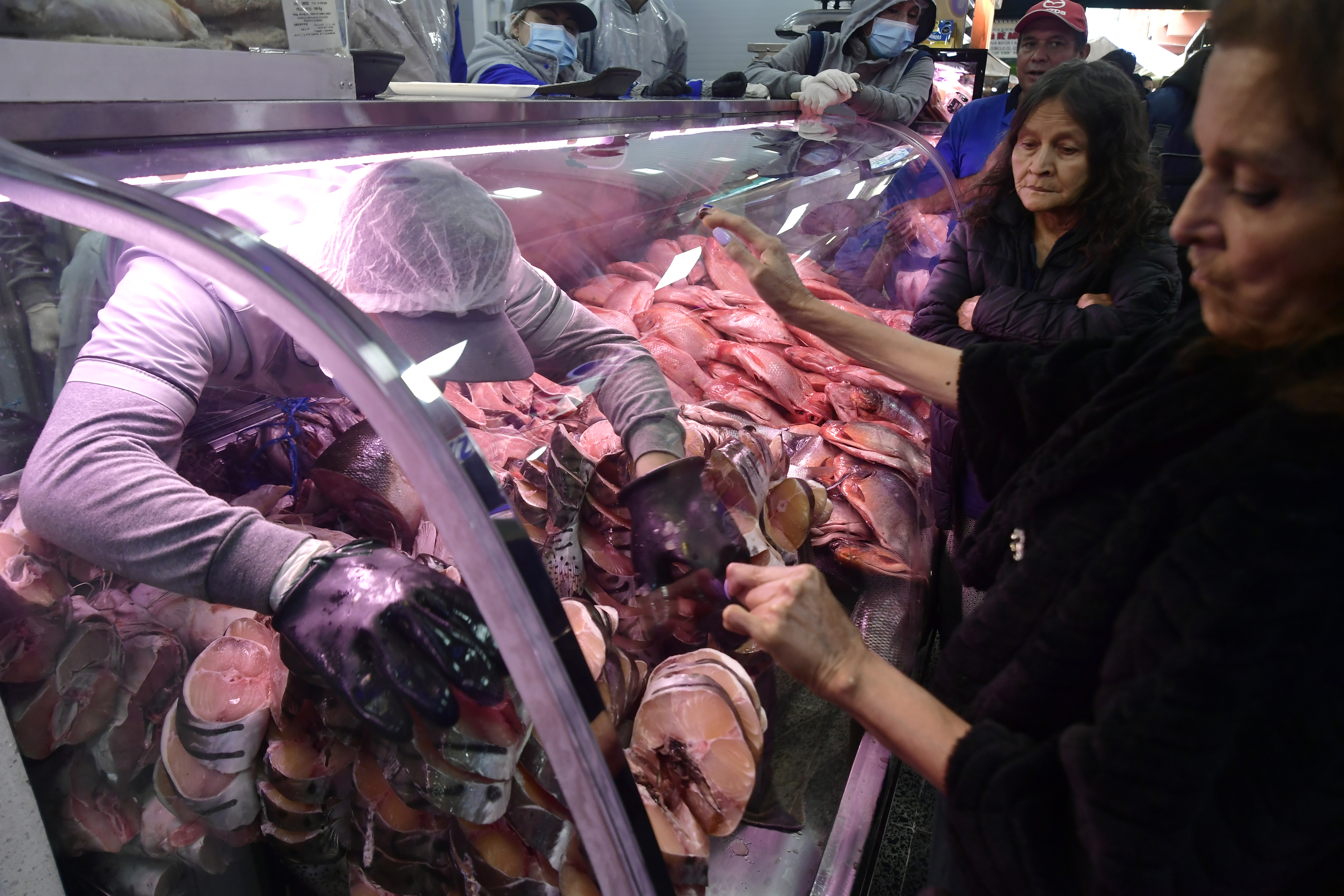 Operativos de control para verificar las condiciones de salubridad en más de 200 locales de venta de pescado.