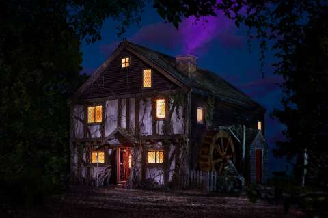 En temporada de Halloween: así puede dormir en la casa de las brujas de Salem