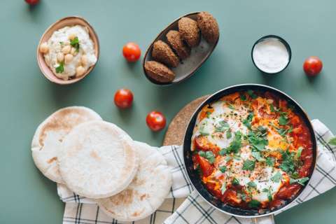 Con nueve ingredientes prepara huevos “shakshuka”
