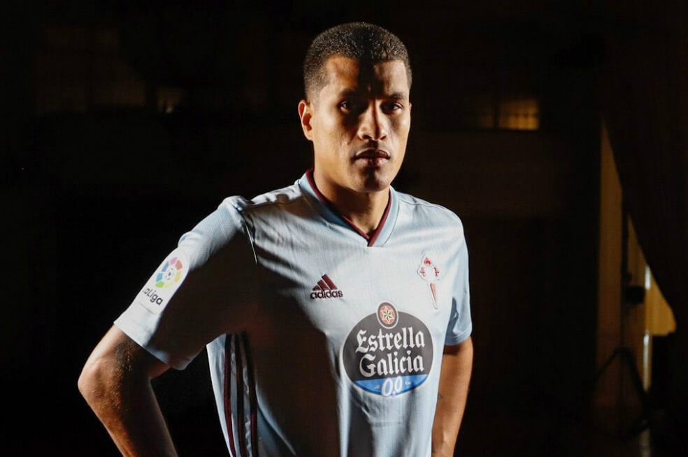 El defensor colombiano posando con la casaca del equipo español.