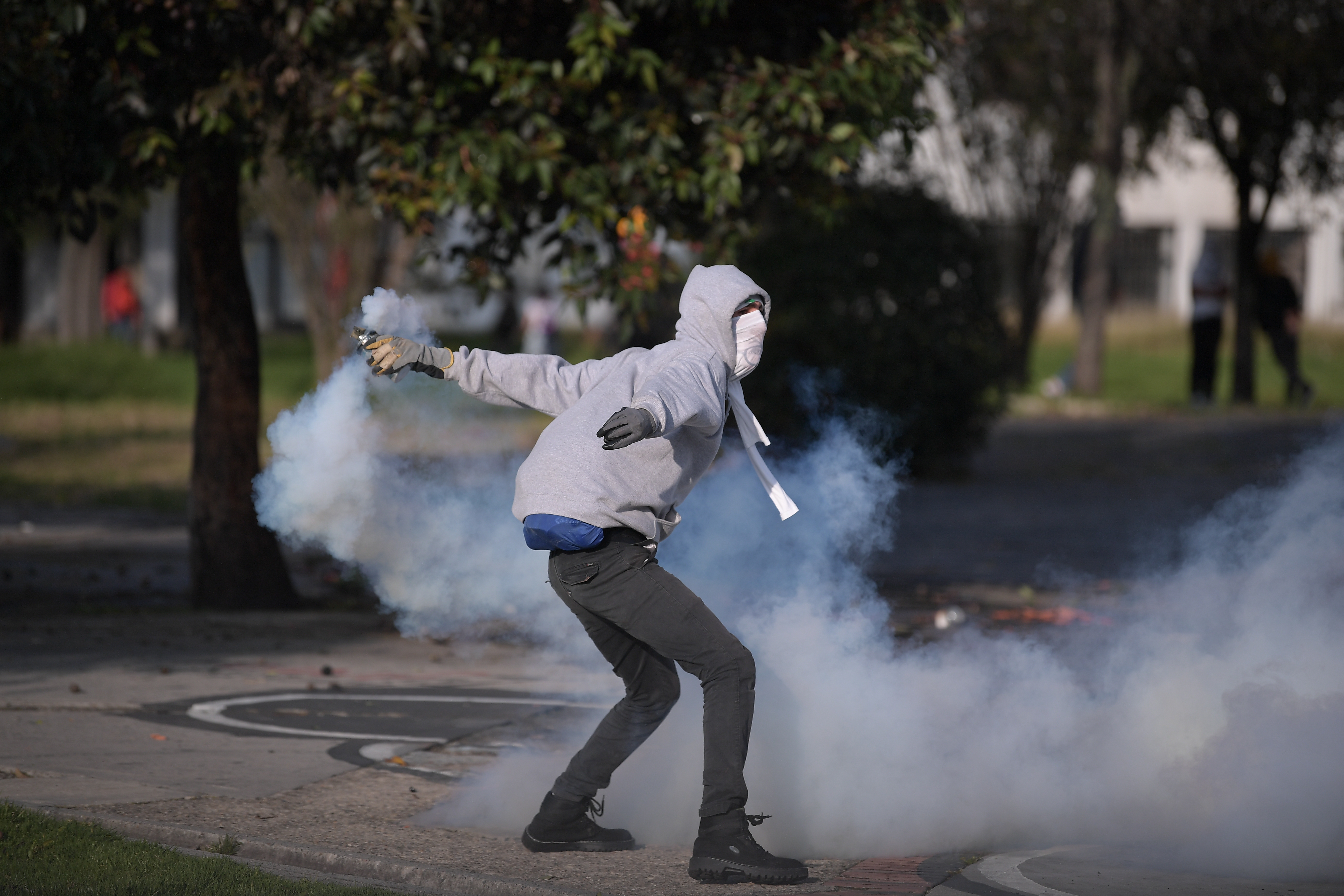Protestas y disturbios entre estudiantes de la Universidad Nacional y la Policía sobre la Calle 26.