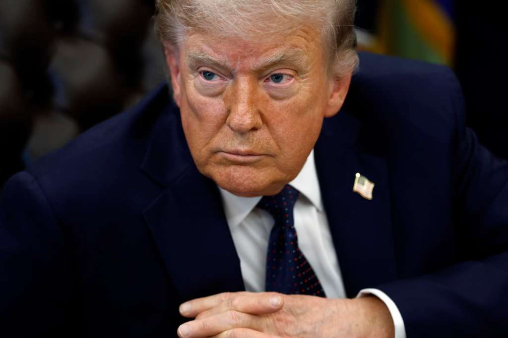 FOTODELDÍA WASHINGTON (Estados Unidos), 24/04/2026.- El presidente estadounidense Donald Trump habla con los medios de comunicación en el Despacho Oval de la Casa Blanca en Washington, D. C., EE. UU.. El presidente Trump se reunió con enviados libaneses e israelíes en la Casa Blanca para una nueva ronda de conversaciones de paz. (Líbano) EFE/EPA/WILL OLIVER / POOL