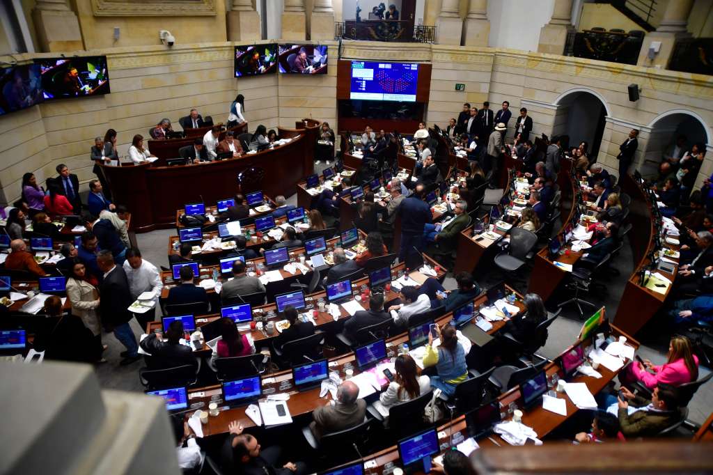 Plenaria sobre el cupo de endeudamiento en Colombia con la presencia del ministro de hacienda Ricardo Bonilla y Luis Fernando Velasco ministro del Interior