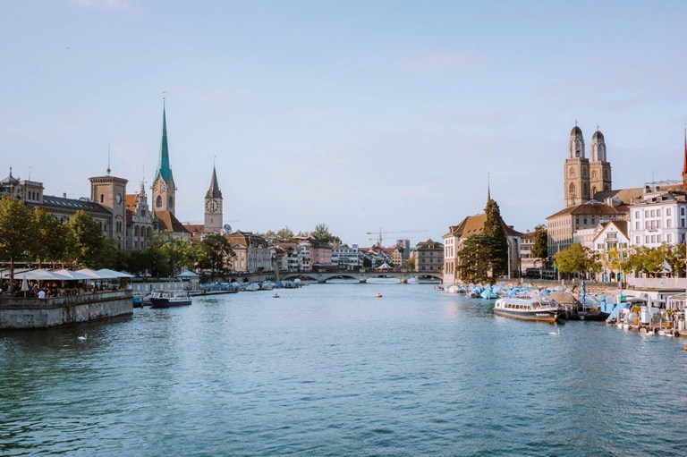 En Zúrich podrás tener una cita muy romántica. Ten en cuenta estos precios: cerveza US$6.7, servicio de taxi US$35, cena básica para dos US$73.7