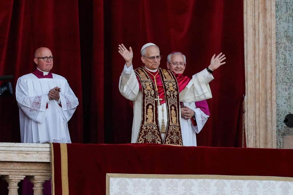 VATICAN CITY (Vatican City State (Holy See)), 08/05/2025.- Newly elected Pope Leo XIV waves from the central loggia of Saint Peter's Basilica, Vatican City, 08 May 2025. (Papa, Cardenal) EFE/EPA/GIUSEPPE LAMI