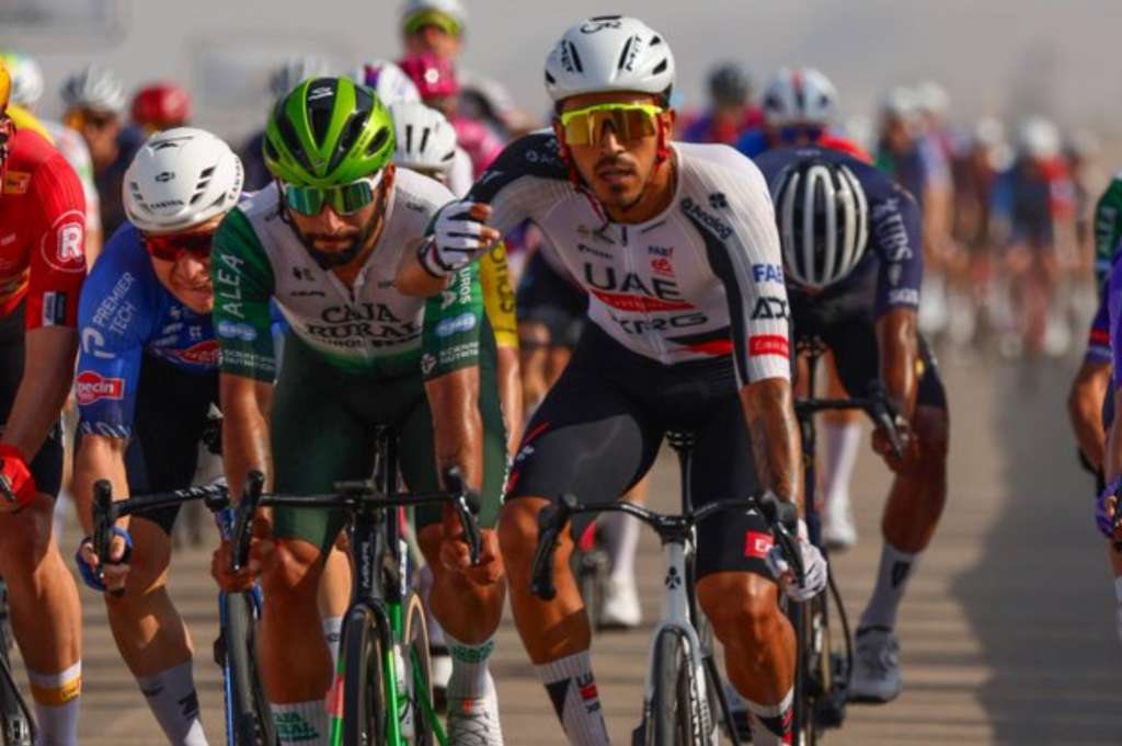 Juan Sebastián Molano, llegando por delante de Fernando Gaviría en la primera etapa del Tour de Omán.