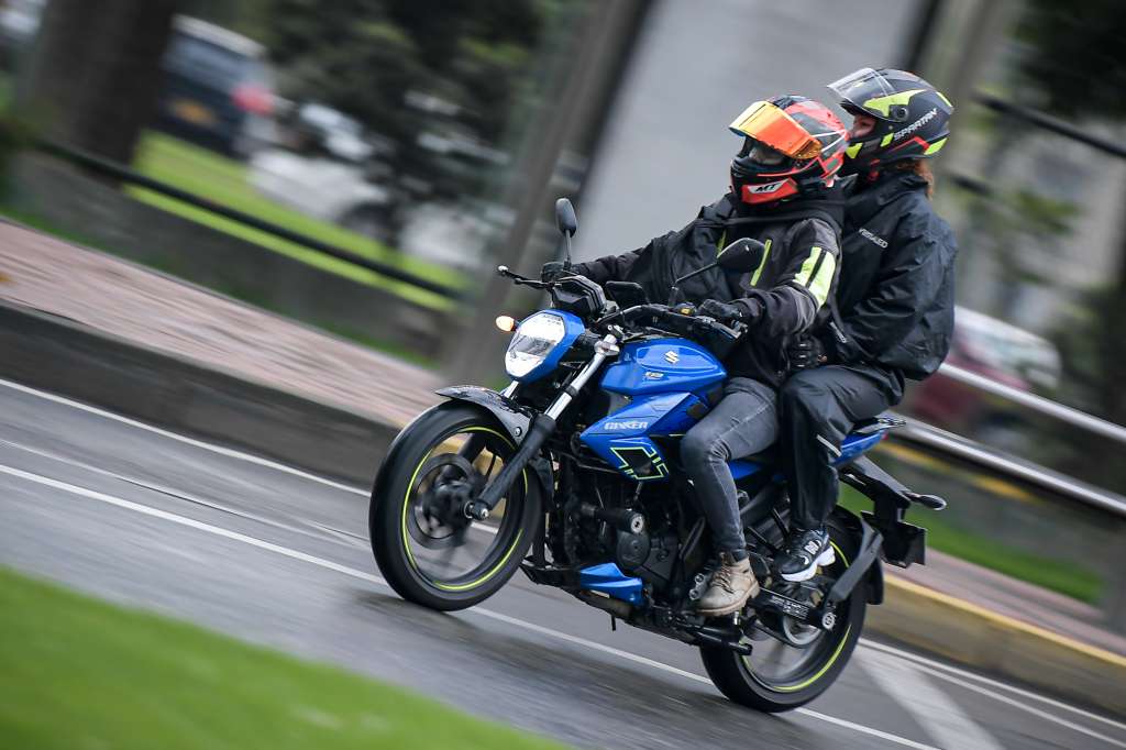 Motociclistas con parrillero.