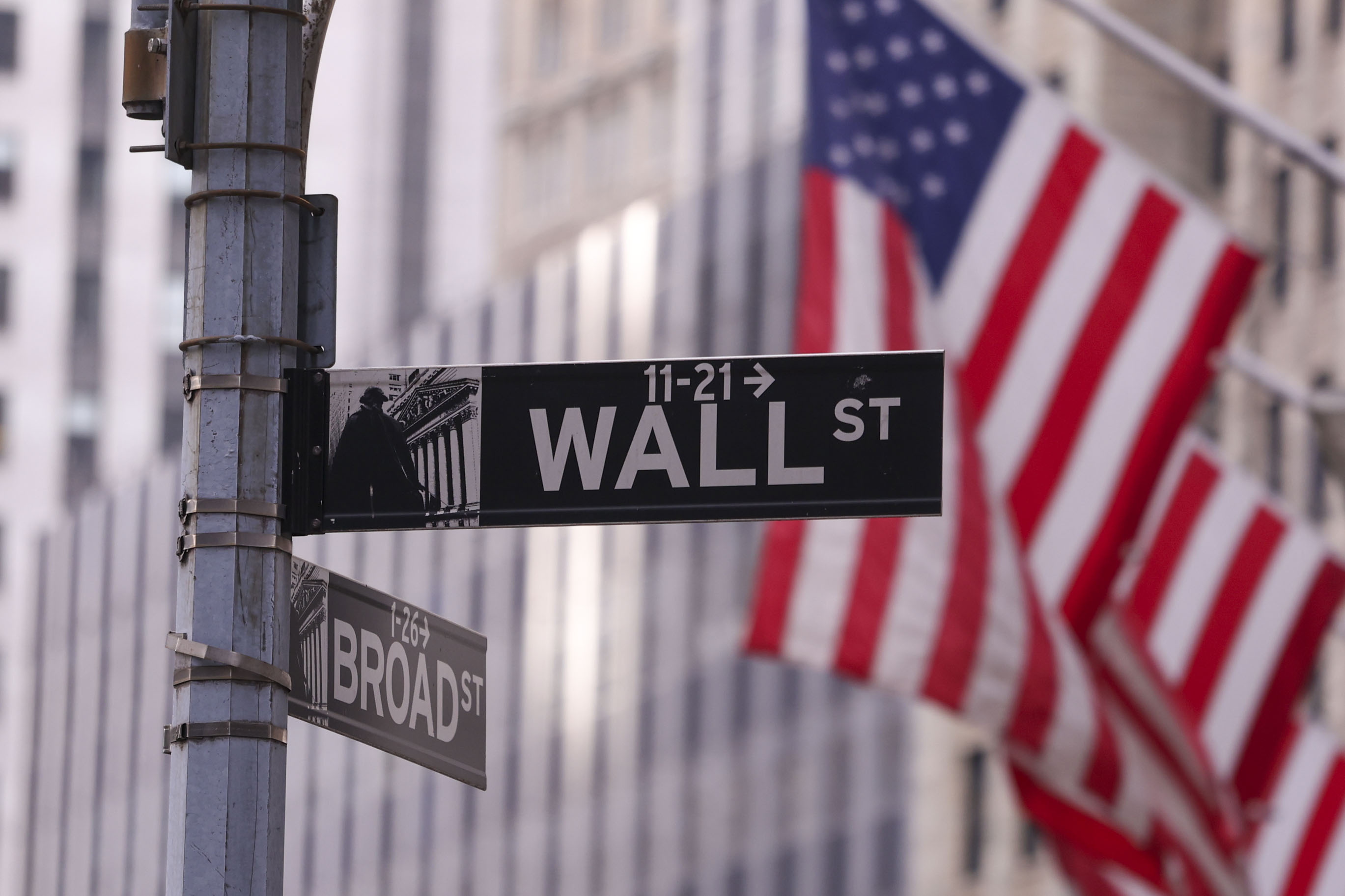 New York (United States), 03/02/2025.- A sign marks Wall Street near the New York Stock Exchange in New York, New York, USA, 03 February 2025. Filling up to a campaign promise, President Trump signed an executive order issuing tariffs on goods coming into the U.S. from Canada, Mexico and China. The U.S. is planned to start collecting tariffs from Canada on 04 February 2025. (Nueva York) EFE/EPA/SARAH YENESEL