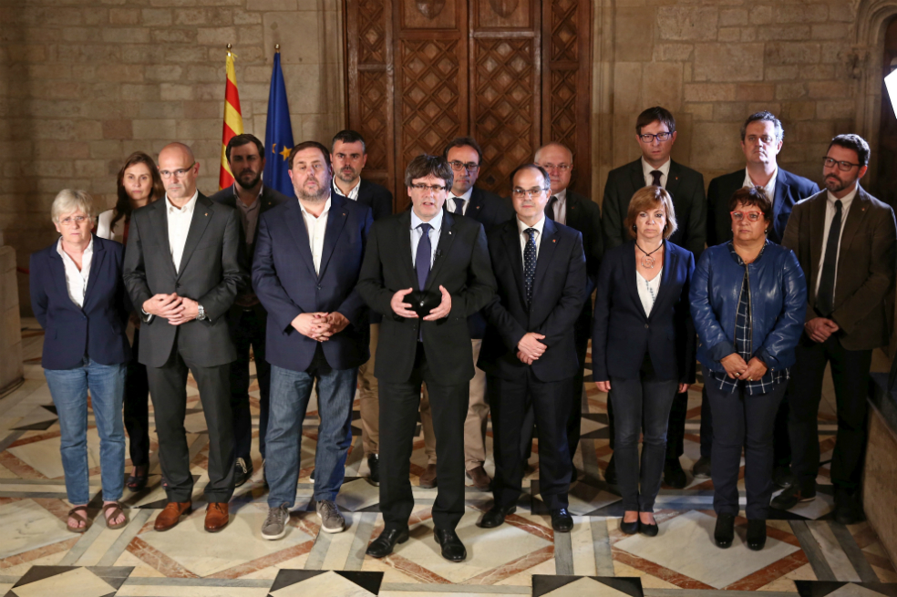 En el centro, el presidente de la Generalitat, Carles Puigdemont. / AFP