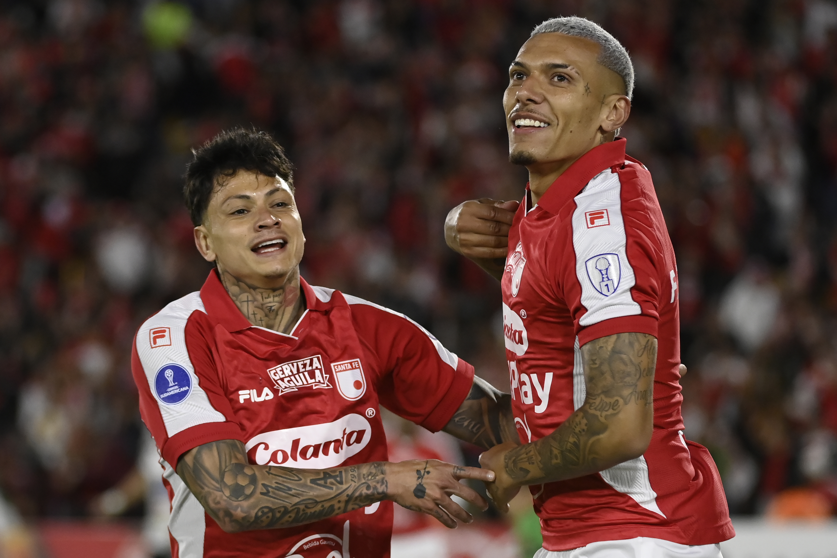 Jugadores de Santa Fe, durante el compromiso ante Caracas de Venezuela por la Copa Conmebol Sudamericana en el Estadio El Campin de Bogotá