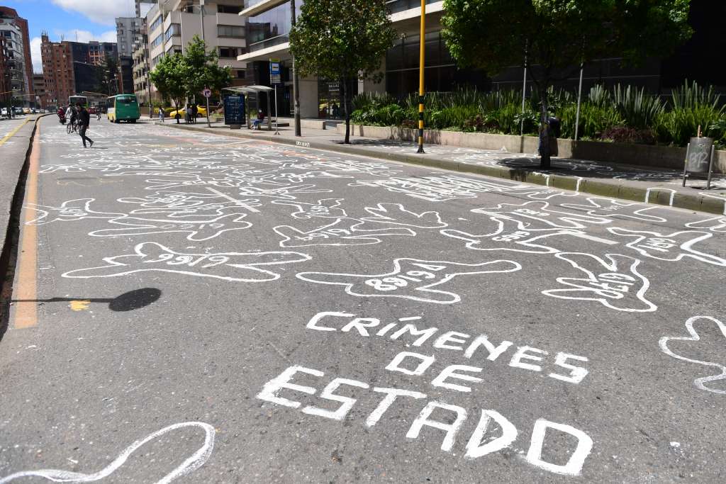Varios grafitis al frente de la JEP, Donde Están los Desaparecidos - Colectivo MAFAPO