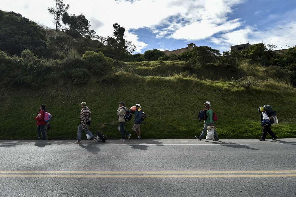 Miles de venezolanos intentaron llegar a otros países de la región a pie. Se sometían a largas caminatas. / AFP
