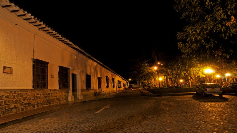 Este municipio es calificado por historiadores como “El más bello relicario de la Colonia” del departamento de Antioquia. Sus lugares turísticos son: la Plaza Mayor Simón Bolívar, el Templo de Santa Bárbara y el Puente colgante de Occidente.