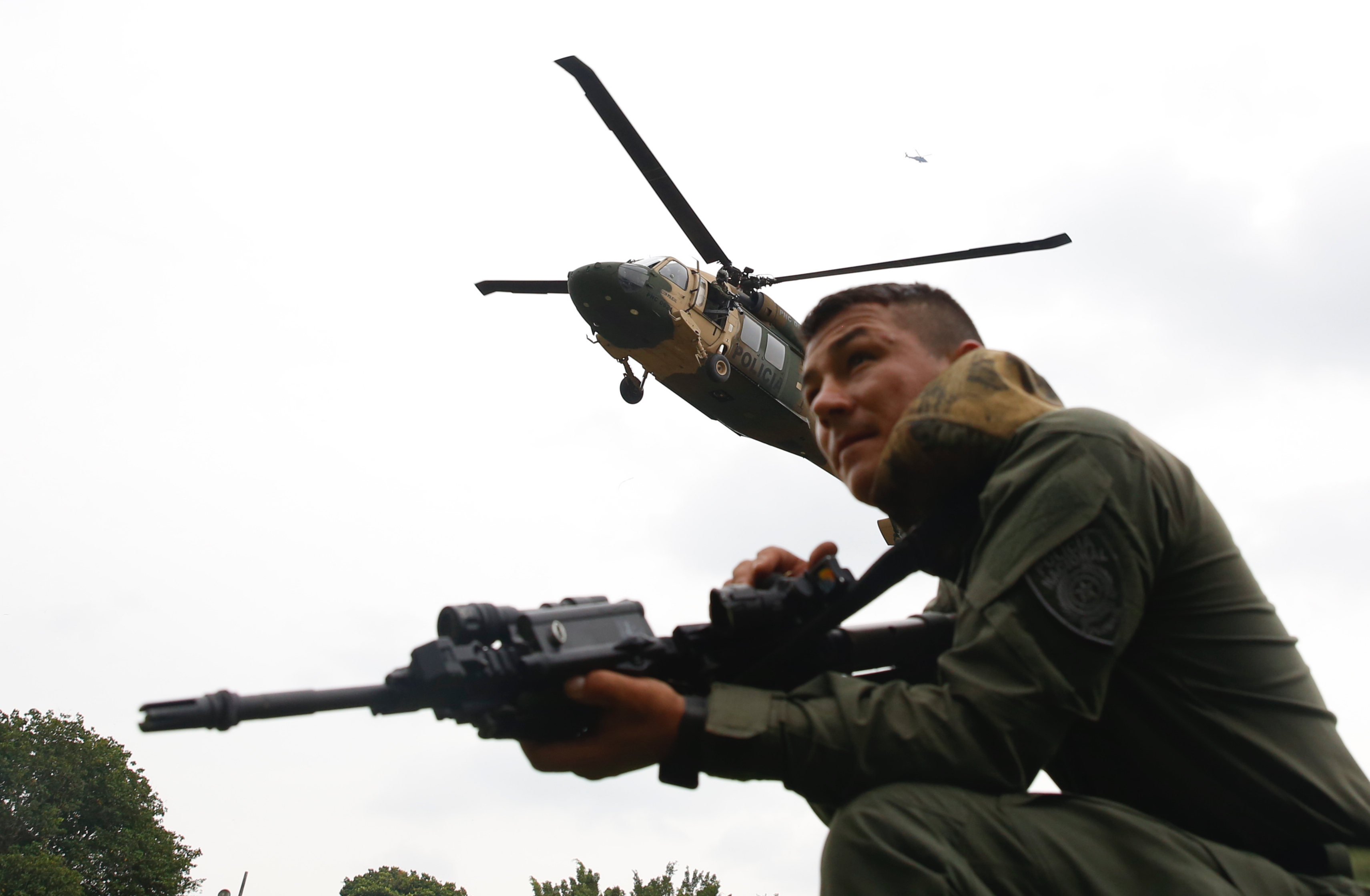 AME430. TIMBA (COLOMBIA), 13/08/2023.- Policías prestan hoy seguridad para el aterrizaje de un helicóptero en Timba, Cauca (Colombia). Un policía murió este domingo por la detonación de un carro bomba en el convulso departamento del Cauca, en el suroeste de Colombia, ataque que supuestamente fue cometido por el Estado Mayor Central (EMC), la mayor disidencia de las antiguas FARC, con la que el Gobierno tiene acercamientos para hablar de paz. El ataque, detallaron las autoridades, sucedió en el corregimiento (caserío) de Timba, en el municipio de Buenos Aires. EFE/ Ernesto Guzmán