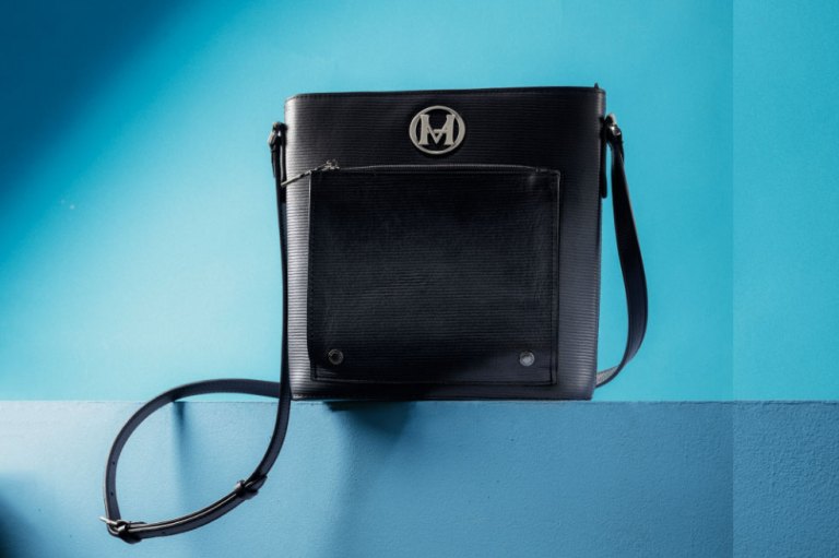 La colección de Mario Hernández le da un toque único a las carteras monocromáticas