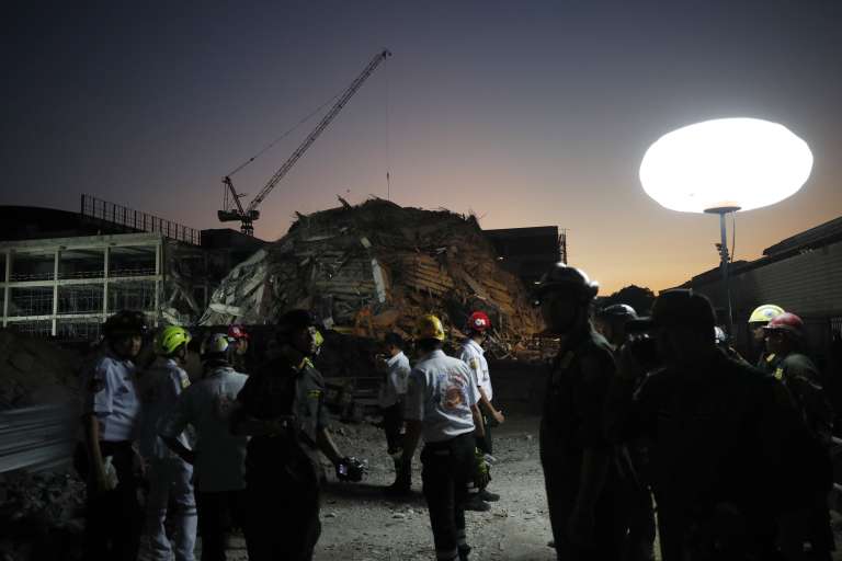 Bangkok (Thailand), 28/03/2025.- Rescue workers search for survivors at the site of a collapsed building following an earthquake in Bangkok, Thailand, 28 March 2025. According to the National Institute for Emergency Medicine, 70 construction workers are missing at the site following a 7.7-magnitude earthquake that struck Myanmar and caused tremors that could be felt in neighboring Thailand. (Terremoto/sismo, Birmania, Tailandia) EFE/EPA/RUNGROJ YONGRIT