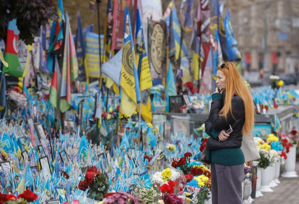 KYIV (Ukraine), 27/10/2025.- A woman reacts as she visits a makeshift memorial to fallen Ukrainian soldiers and international volunteers at Independence Square in downtown Kyiv, Ukraine, 27 October 2025, amid the ongoing Russian invasion. (Rusia, Ucrania, Kiev) EFE/EPA/SERGEY DOLZHENKO