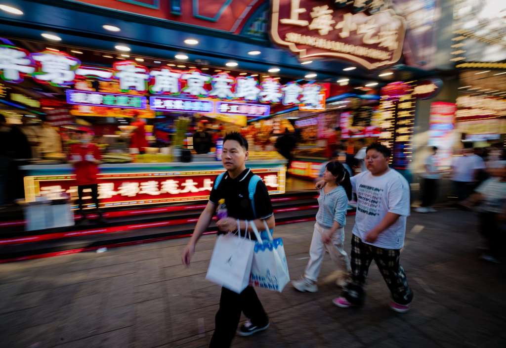 Shanghai (China), 01/05/2026.- People walk in Nanjing Road Pedestrian Street, the main area for tourists and shopping, amid Labor Day celebrations in Shanghai, China, 01 May 2026. China expects travel demand this year to be high during the Labor Day holiday starting May 1. Travelers are choosing domestic trips due to rising fuel costs limiting their overseas trips. EFE/EPA/ALEX PLAVEVSKI