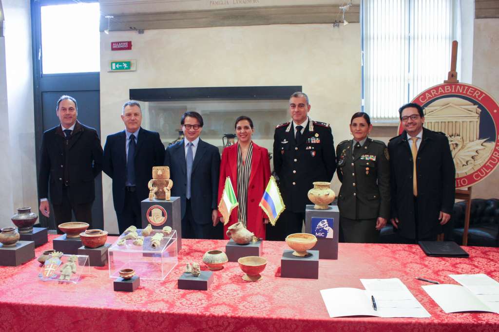 ROMA, 02/03/2024.- Italia ha entregado a Colombia 24 objetos arqueológicos, así como una importante escultura de terracota, todos de arte precolombino y de valor incalculable, que fueron recuperados gracias a dos investigaciones policiales llevadas a cabo en Florencia y Turín (norte), informó hoy las autoridades italianas. El hallazgo fue obra de los carabineros (policía militarizada) de Tutela del Patrimonio Cultural (TPC) de ambas ciudades, que identificaron los objetos en el transcurso de investigaciones destinadas a combatir el tráfico ilícito de bienes culturales y gracias también a la cooperación brindada por la Embajada de Colombia en Italia. EFE/Comando de Tutela del Patrimonio Cultural de los Carabineros (policía militarizada) -SOLO USO EDITORIAL/SOLO DISPONIBLE PARA ILUSTRAR LA NOTICIA QUE ACOMPAÑA (CRÉDITO OBLIGATORIO)-