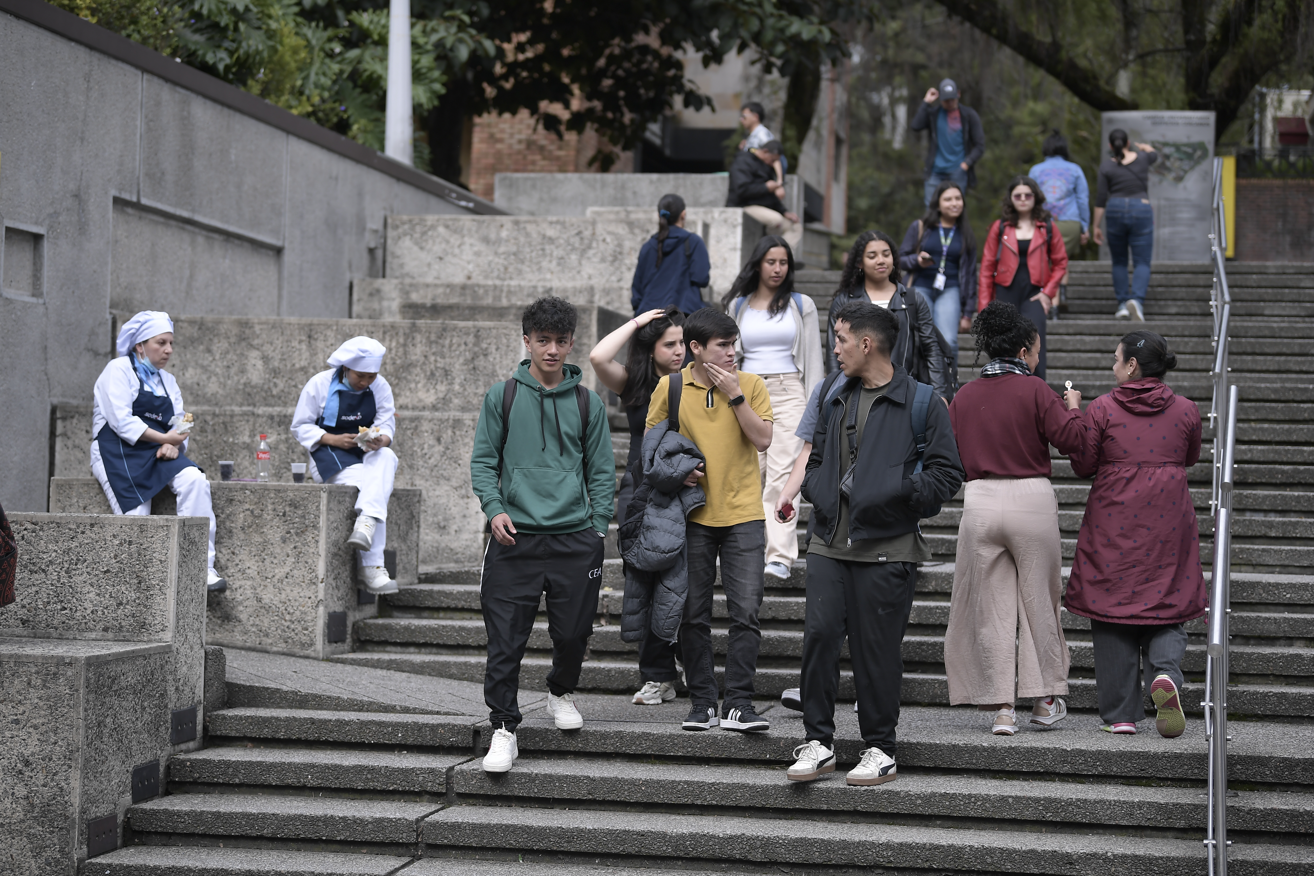 Estudiantes en el campus universitario.