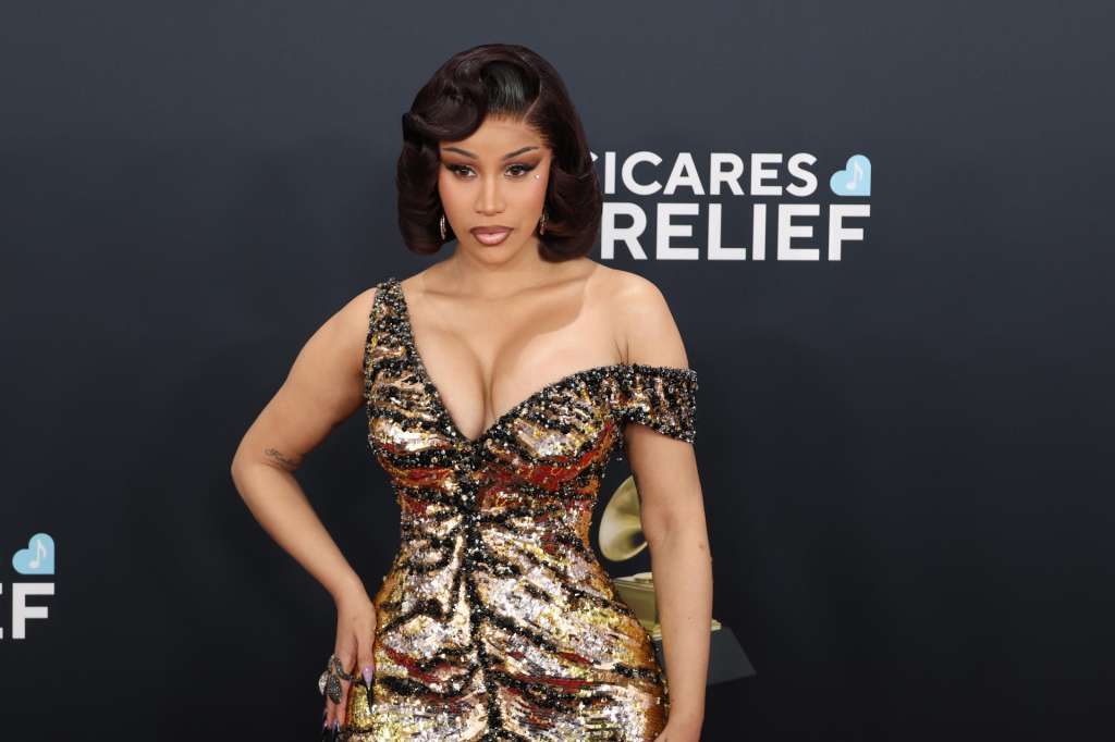 USA4584. LOS ÁNGELES (CA, EEUU), 17/09/2025.- Fotografía de archivo del 2 de febrero de 2025 donde aparece la cantante estadounidense Cardi B posando en la alfombra roja de la 67 ceremonia anual de los premios Grammy celebrado en el Crypto.com Arena de Los Ángeles, California (EE.UU.). La rapera estadounidense Cardi B anunció que está esperando a su cuarto hijo, el primero junto a su pareja Stefon Diggs, jugador del equipo de fútbol americano New England Patriots. EFE/Octavio Guzmán /ARCHIVO