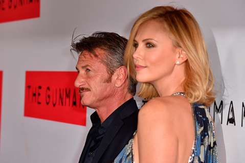 Charlize Theron se siente "como una niña de 16″ al lado de Sean Penn
