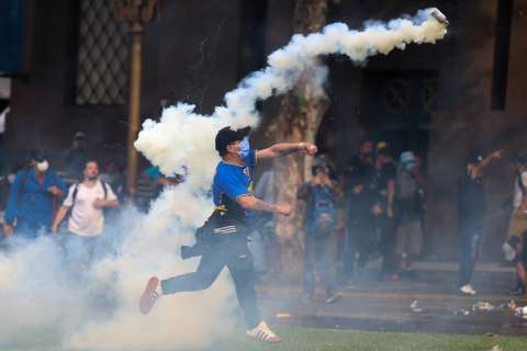 “Los vamos a meter presos”: Javier Milei contra jubilados e hinchas en Argentina