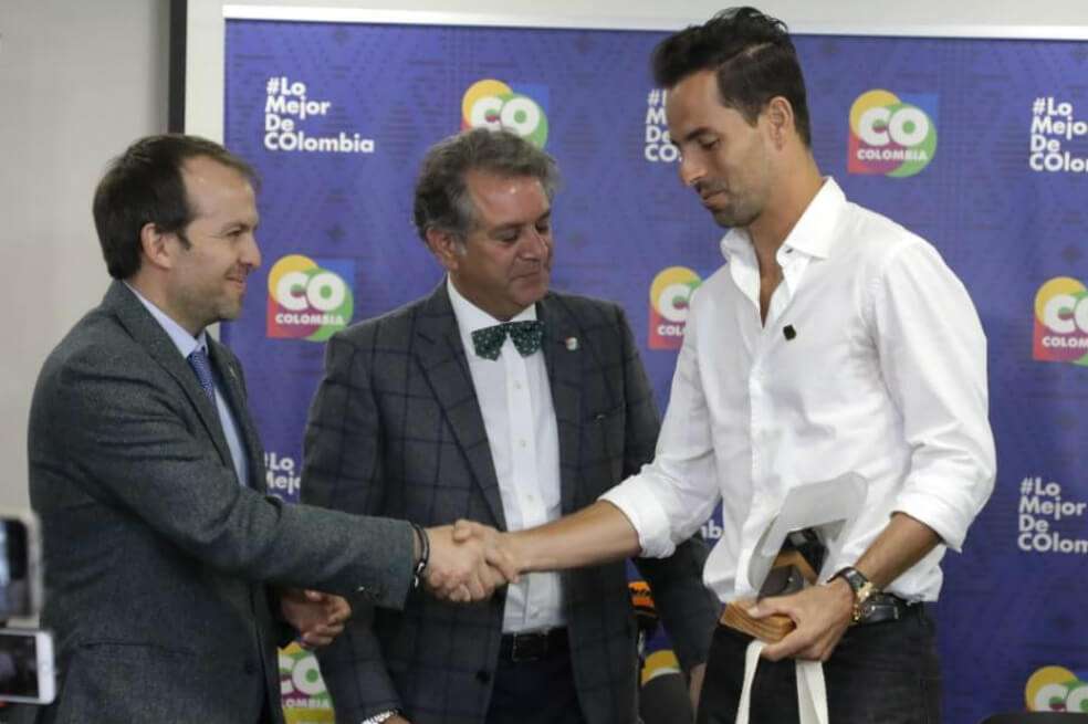 Santiago Giraldo (derecha), saluda a Ernesto Lucena, director de Coldeportes. / Cortesía