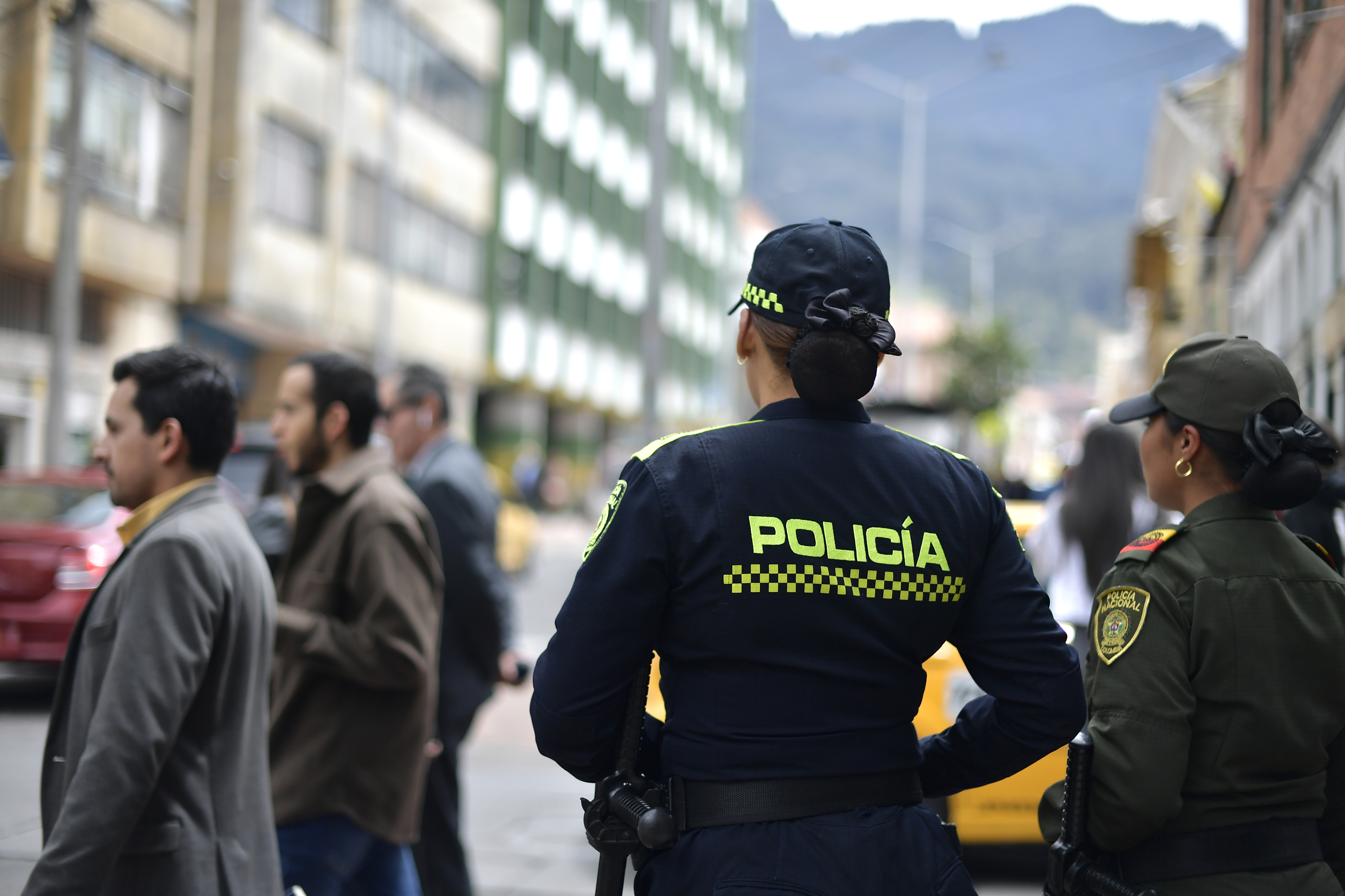 Policías en el centro de Bogotá, como operativo de seguridad.
